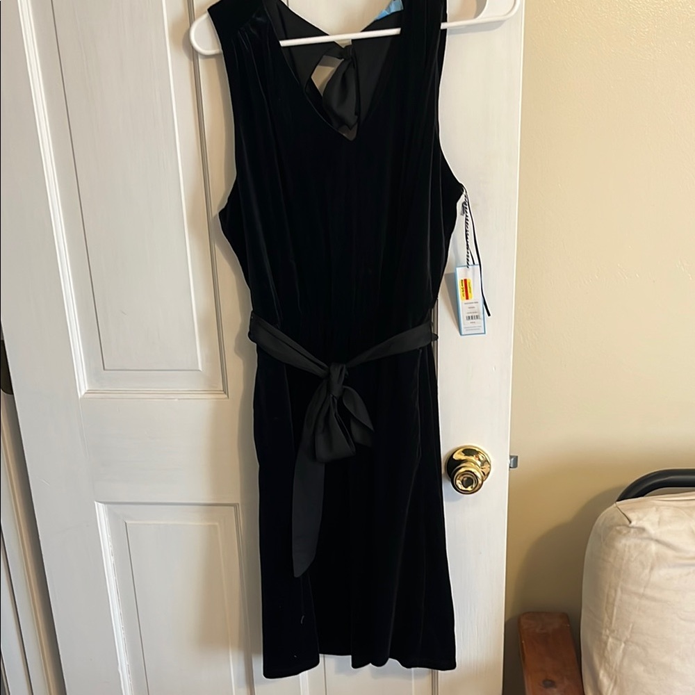 Elegant Black Sleeveless Dress velvet. Draper James size large Bnwt